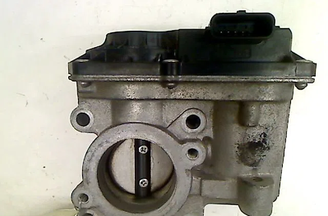 Boitier papillon Renault CLIO III Grandtour (KR0-1_) 1.2 16v (2010-2012) occasion — photo 2