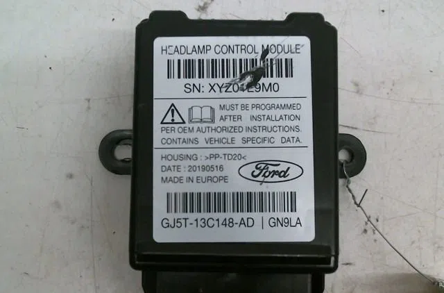 Boitier xenon phare g FORD KUGA II occasion — photo 4