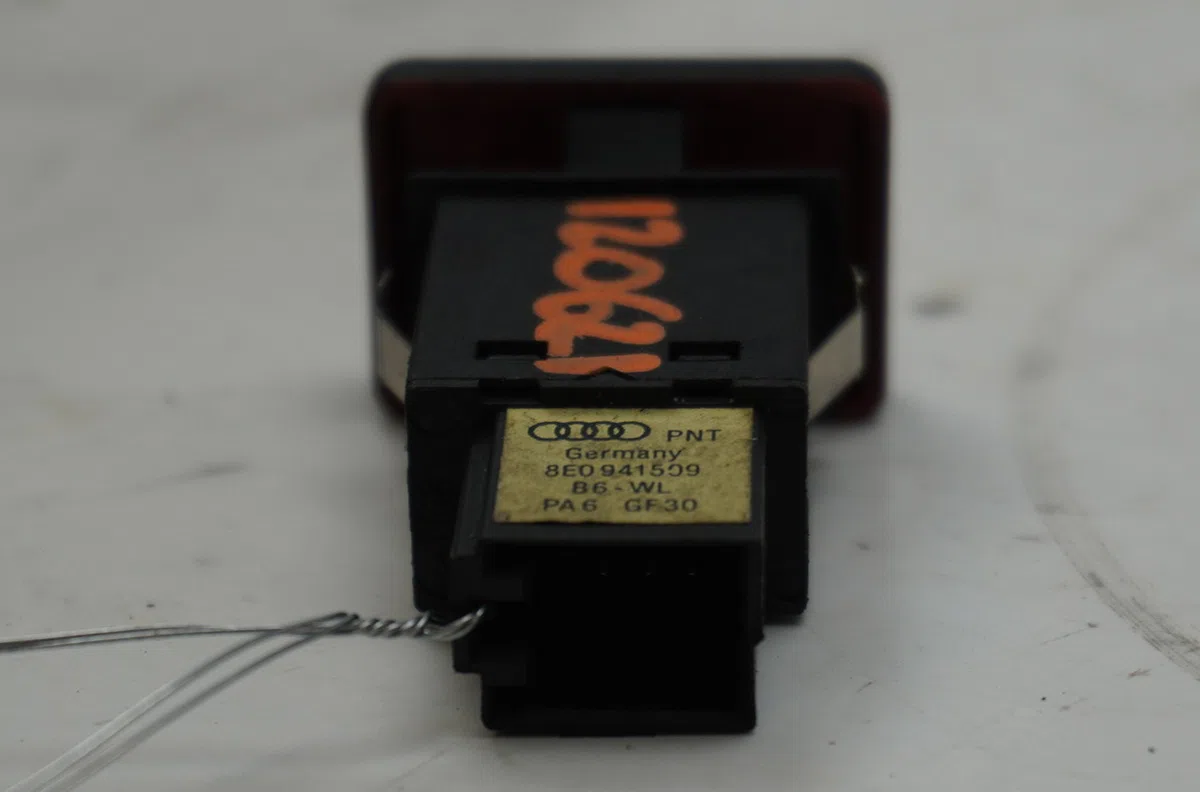 Bouton de warning Audi A4 B6 (8E2) 1.9 tdi (2000-2004) 4 portes occasion — photo 2