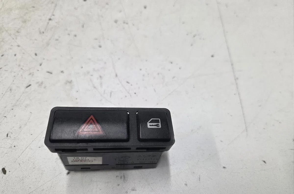 Bouton de warning BMW Z4 E85 ROADSTER PHASE 2 CABRIOLET occasion — photo 2