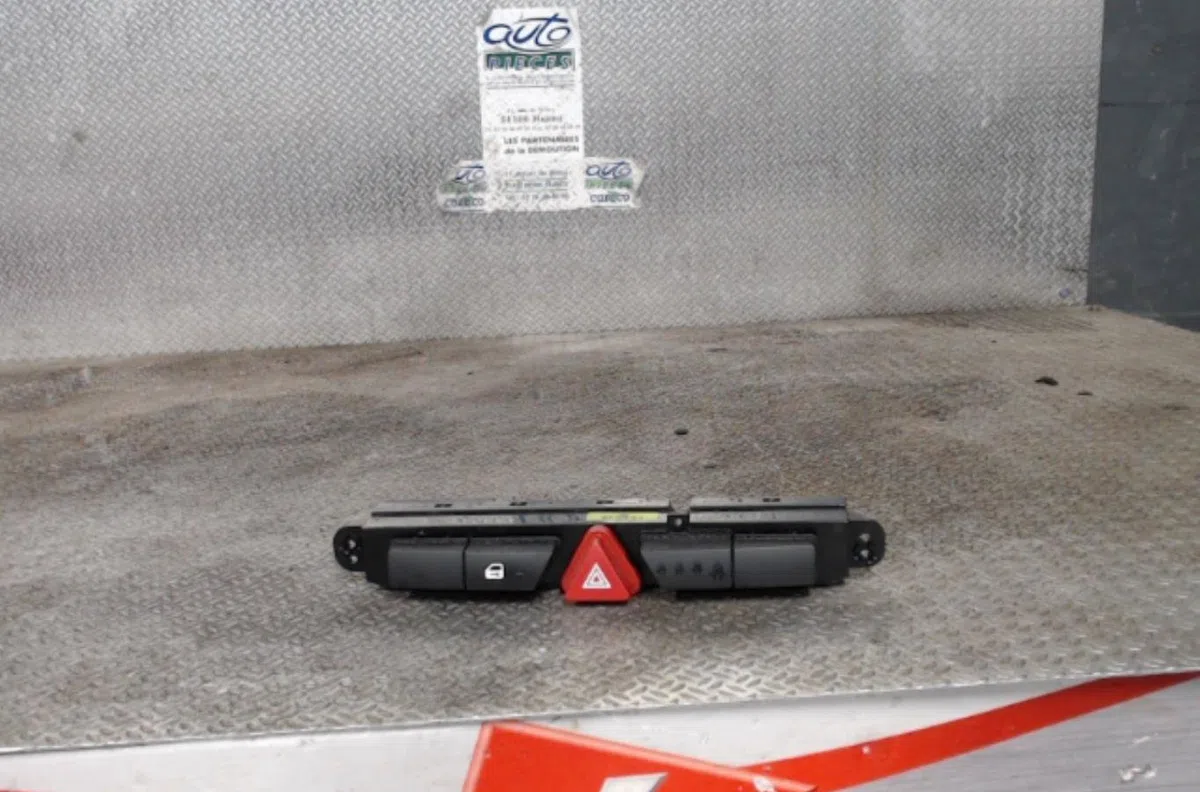 Bouton de warning KIA CEE-D 1 SPORT WAGON PHASE 1 BREAK occasion — photo 2