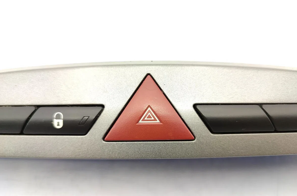 Bouton de warning PEUGEOT 308 1 PHASE 1 occasion — photo 3