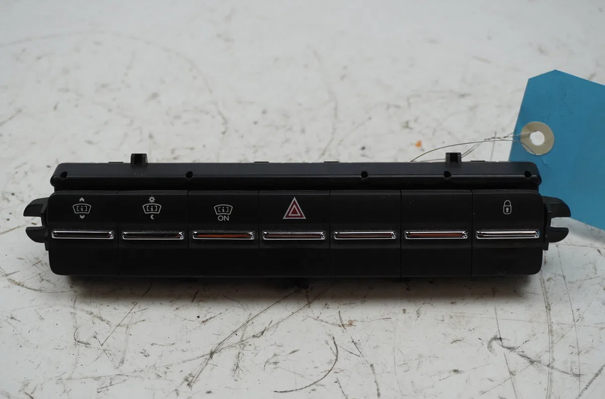 Bouton de warning Peugeot 5008 (0U_, 0E_) 2.0 hdi 150 - bluehdi 150 (2009-2017) 5 portes occasion — photo 2