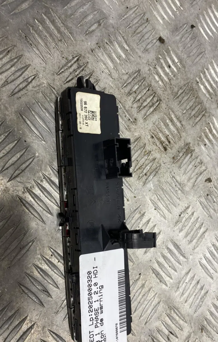 Bouton de warning PEUGEOT 5008 1 PHASE 1 occasion — photo 4