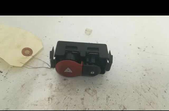 Bouton de warning Renault CLIO III (BR0-1, CR0-1) 1.4 16v (2005-2012) occasion — photo 3