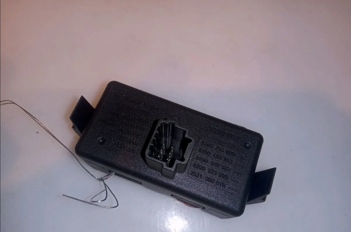 Bouton de warning Renault CLIO III (BR0-1, CR0-1) 1.5 dci (br0h, cr0h, cr1s, br1s) (2005-2014) 3 portes occasion — photo 2