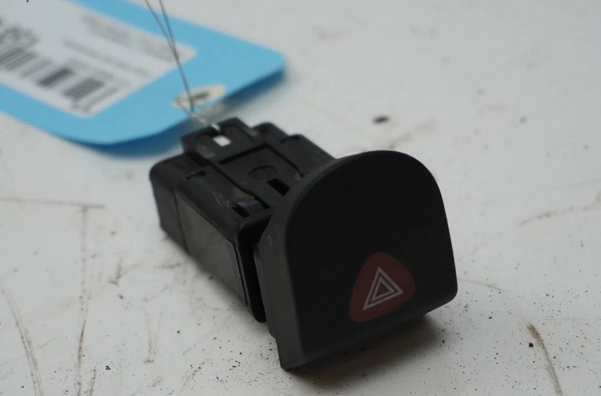 Bouton de warning Renault KANGOO (KC0-1_) 1.2 16v (kc05, kc06, kc03, kc0t, kc0w, kc1d) (2001) occasion — photo 4