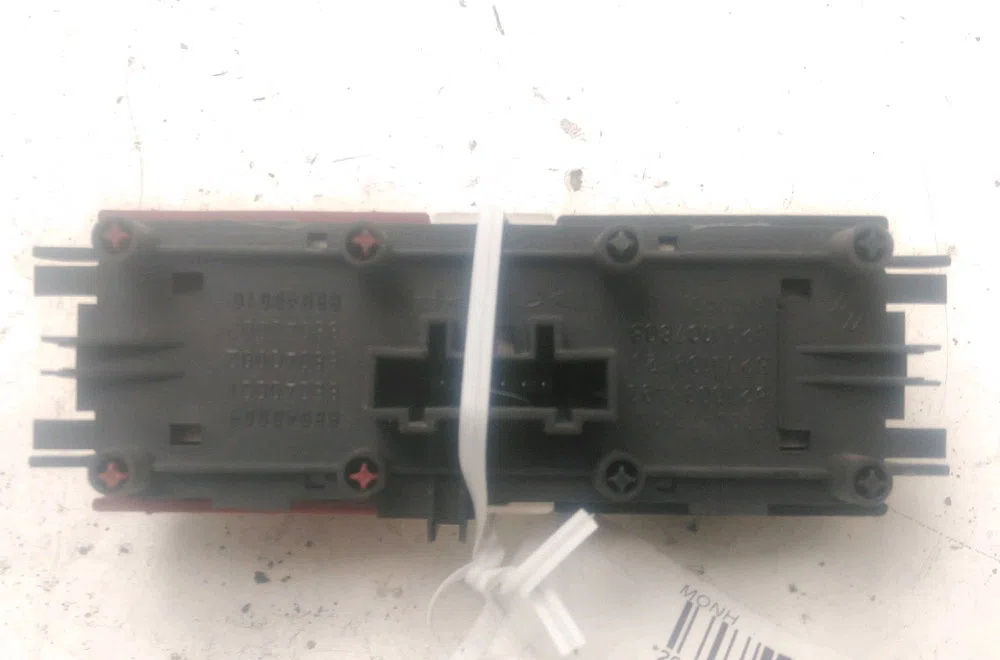 Bouton de warning Renault MEGANE II Break (KM0-1_) 1.9 dci (2005-2009) occasion — photo 2