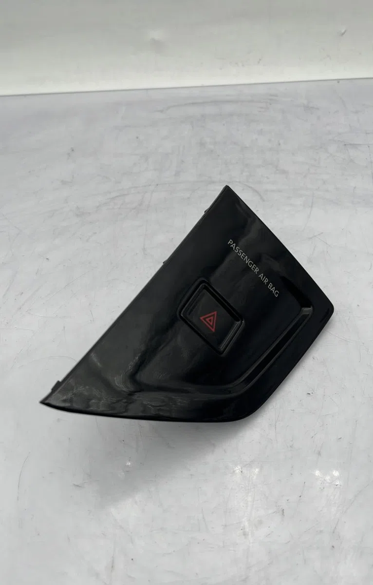 Bouton de warning VOLKSWAGEN POLO 6 PHASE 1 occasion — photo 2