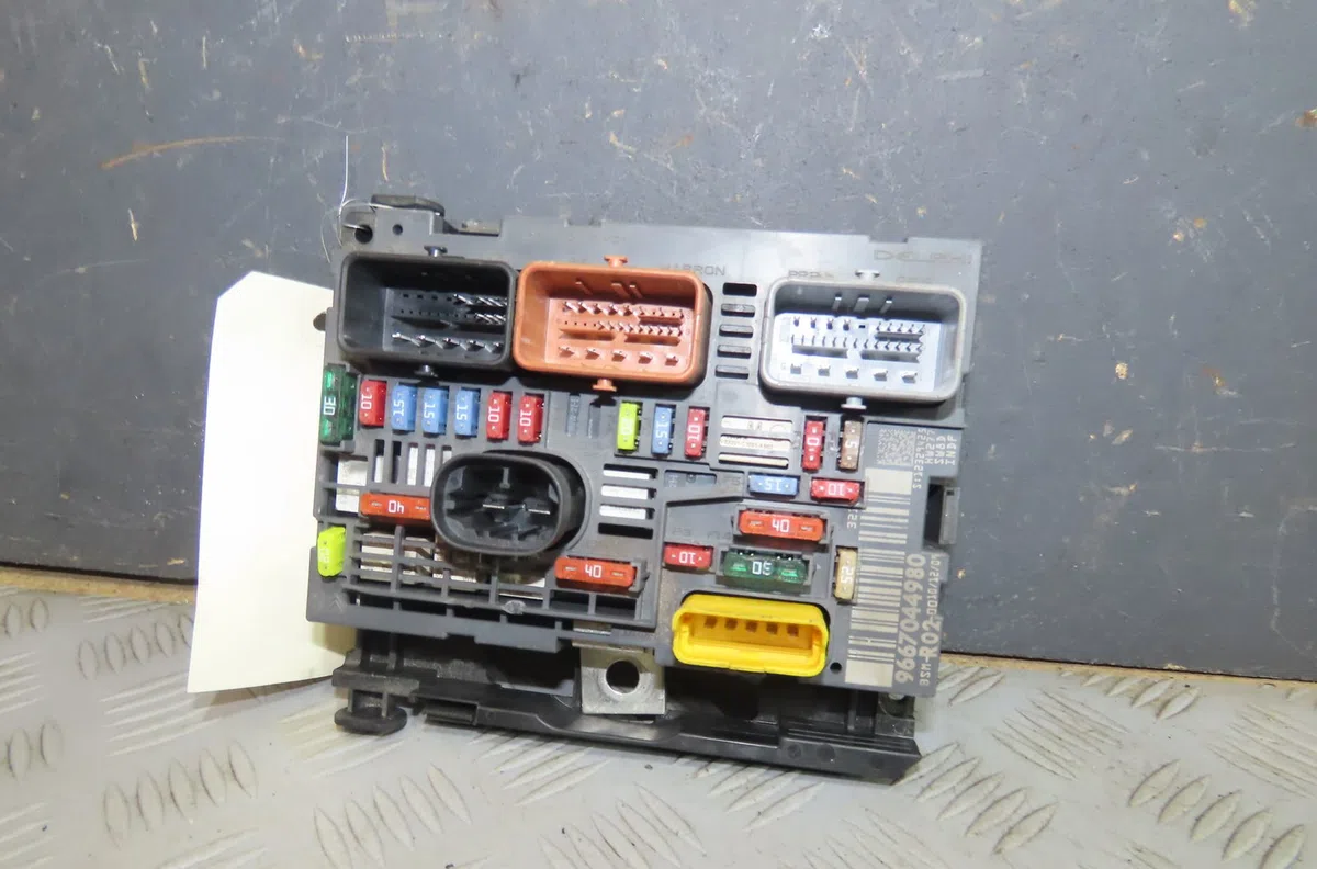 Bsm (boitier servitude moteur) Citroen C4 PICASSO I Monospace (UD_) 1.6 hdi 110 (2010-2013) 5 portes occasion — photo 2