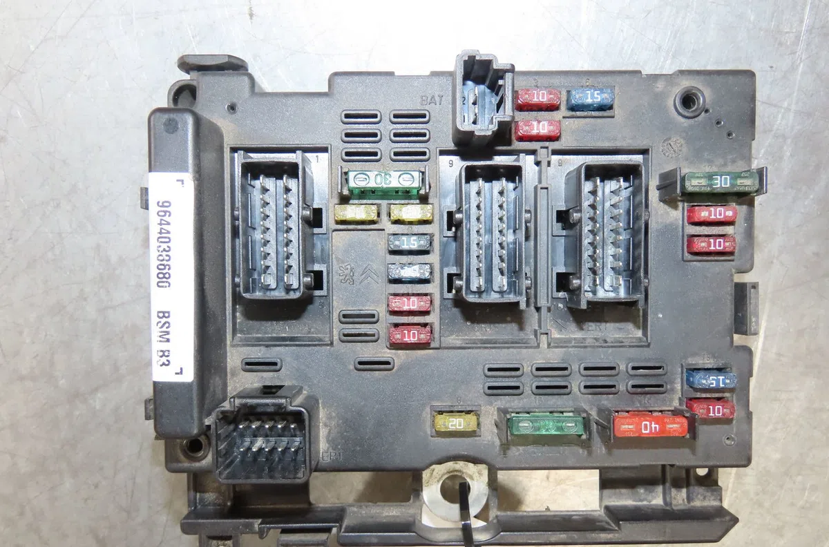 Bsm (boitier servitude moteur) Peugeot 206 CC (2D) 1.6 16v (2dnfuf, 2dnfur) (2000-2007) 2 portes occasion — photo 2