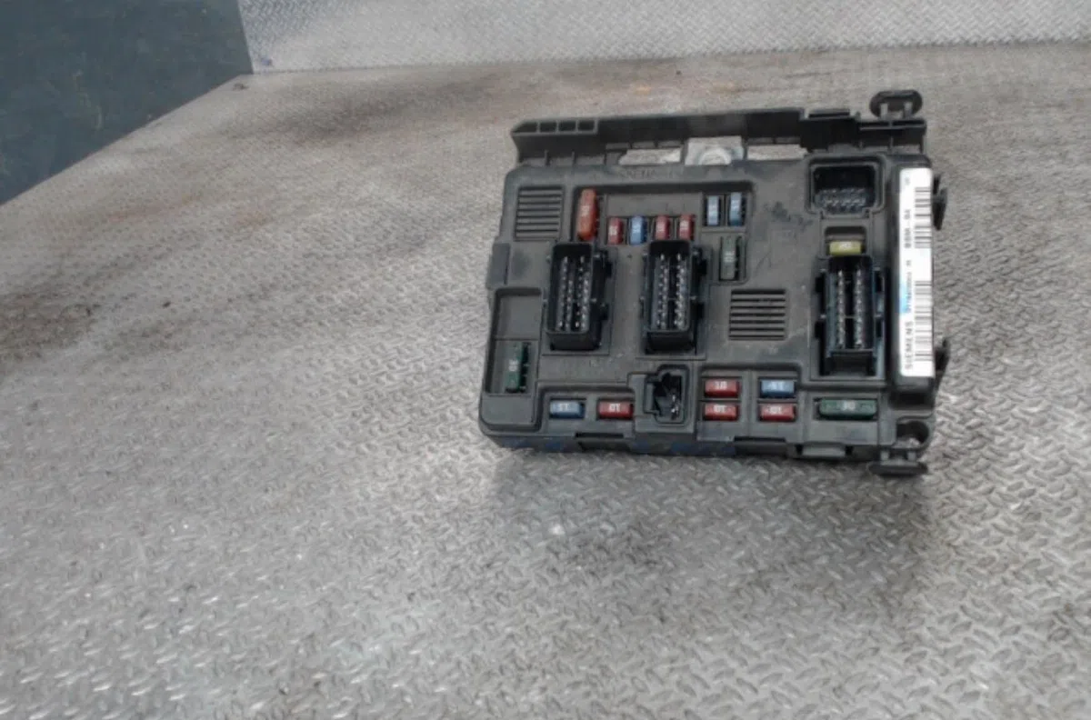 Bsm (boitier servitude moteur) PEUGEOT 206 PHASE 1 BREAK occasion — photo 2