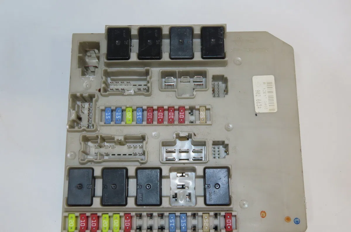 Bsm (boitier servitude moteur) Renault CLIO III (BR0-1, CR0-1) 1.5 dci (2010-2014) 3 portes occasion — photo 2