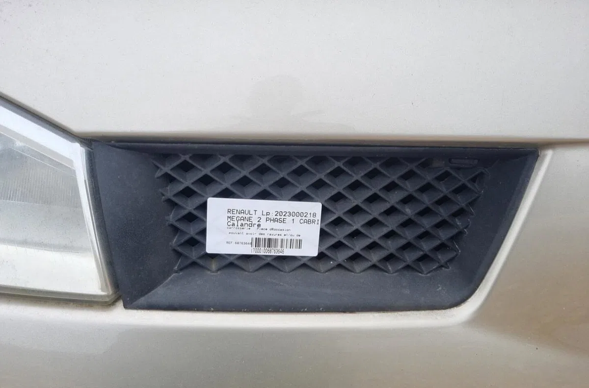 Calandre RENAULT MEGANE 2 PHASE 1 CABRIOLET occasion — photo 2