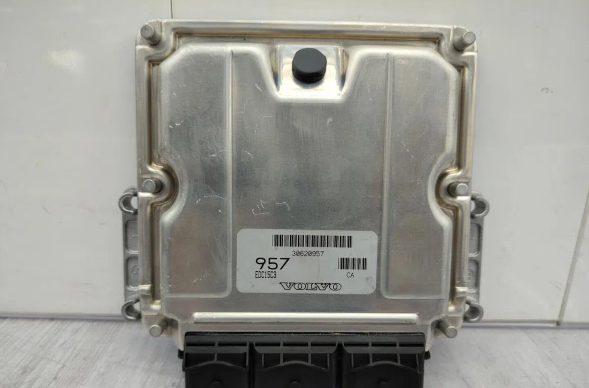Calculateur moteur VOLVO V 40 1 PHASE 2 BREAK occasion — photo 4