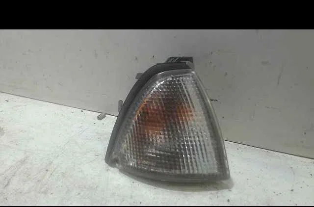 Clignotant droit NISSAN PRIMERA I occasion — photo 2