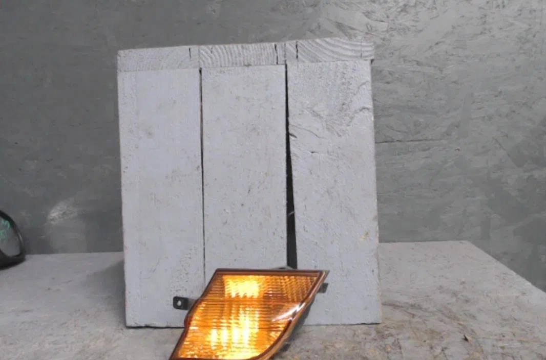 Clignotant gauche Nissan MICRA III (K12) 1.4 16v (2003-2010) occasion — photo 2