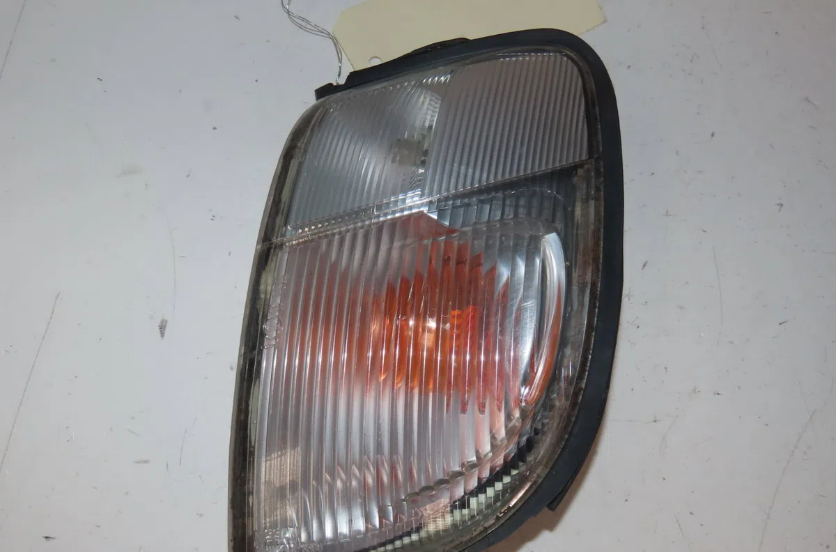 Clignotant gauche Nissan PICK UP (D22) 2.5 td 4wd (1998-2005) occasion — photo 2