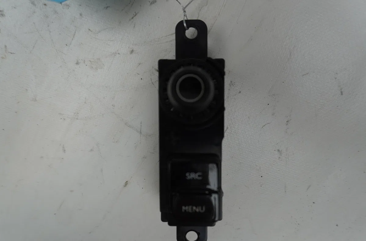 Commande autoradio Peugeot 208 I (CA_, CC_) 1.2 vti 82 (2012) occasion — photo 2
