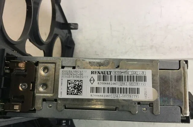 Commande autoradio Renault CLIO III (BR0-1, CR0-1) 1.2 16v (br0p, cr0p) (2007-2014) occasion — photo 2