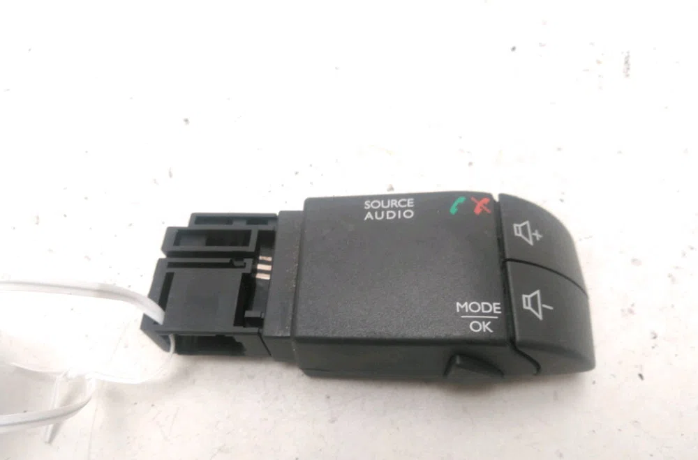 Commande autoradio Renault TWINGO III (BCM_, BCA_) 1.0 sce 70 (2014) 5 portes occasion