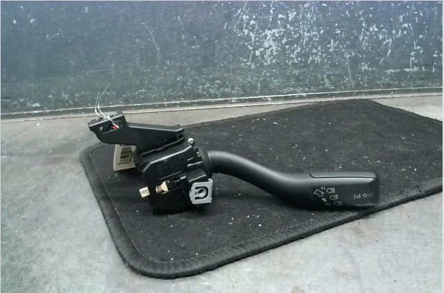 Commande clignotant Audi A3 Sportback (8PA) 1.6 tdi (2009-2013) occasion — photo 3