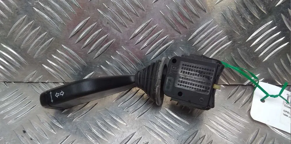 Commande clignotant Opel CORSA B (S93) 1.7 d (f08, f68, m68) (1996-2000) occasion — photo 3
