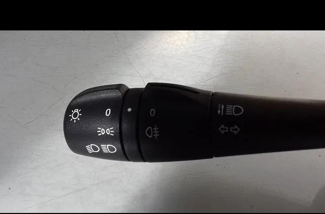Commande clignotant Renault TWINGO III (BCM_, BCA_) 1.0 sce 70 (2014) 5 portes occasion — photo 2