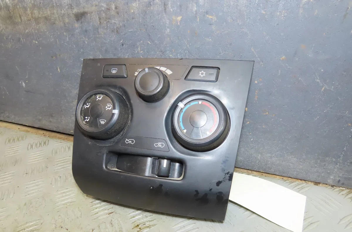 Commande de chauffage Isuzu D-MAX II (TFR, TFS) 2.5 crdi 4x4 (tfs86j) (2012) occasion — photo 3