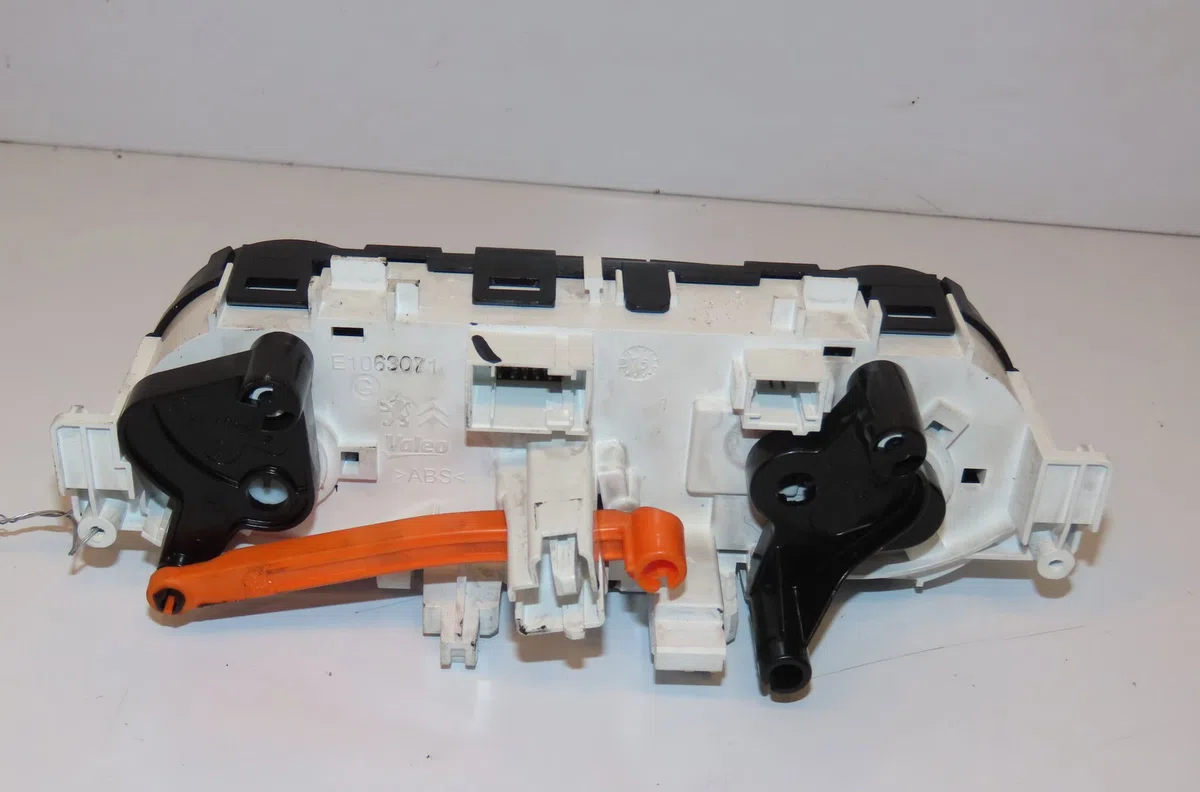 Commande de chauffage Peugeot 2008 I (CU_) 1.2 thp 130 - puretech 130 (2015) occasion — photo 2