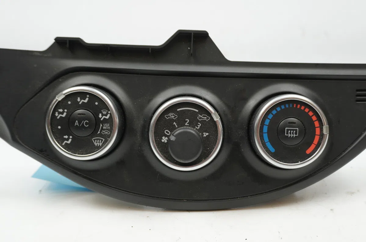 Commande de chauffage Toyota YARIS (_P13_) 1.3 (nsp130_) (2011) occasion