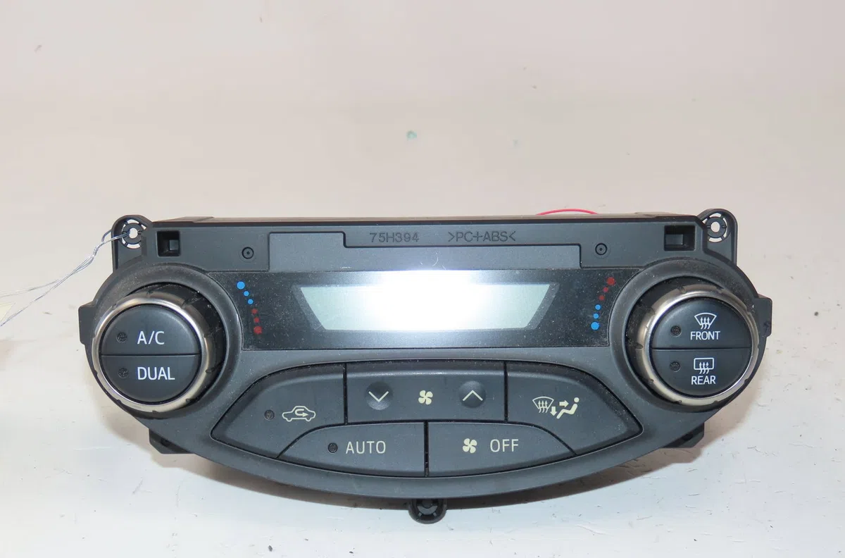 Commande de chauffage Toyota YARIS (_P13_) 1.5 hybrid (nhp130_) (2012) occasion — photo 2