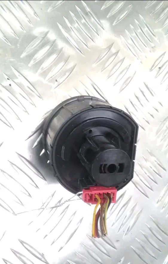 Commande eclairage Skoda FABIA III (NJ3) 1.0 (2014-2021) occasion — photo 2