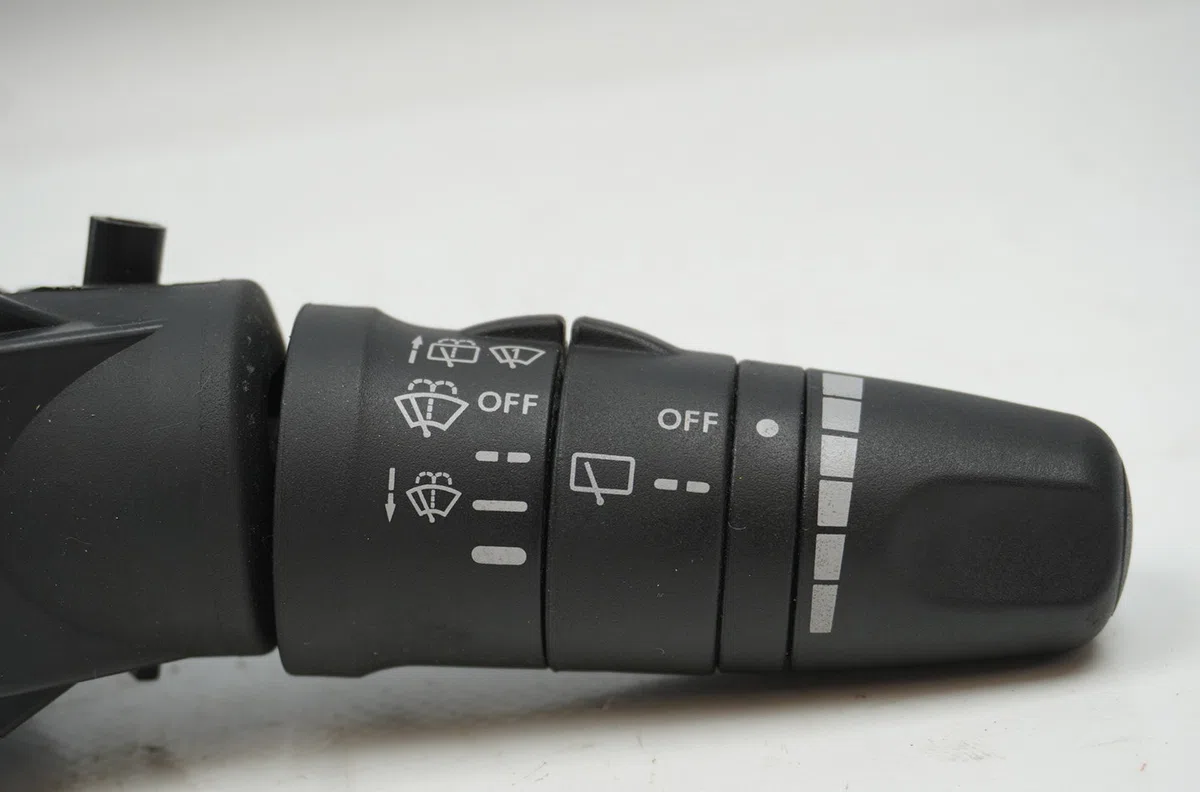 Commande essuie glace Nissan ALMERA II Hatchback (N16) 1.8 (2000-2002) occasion — photo 2