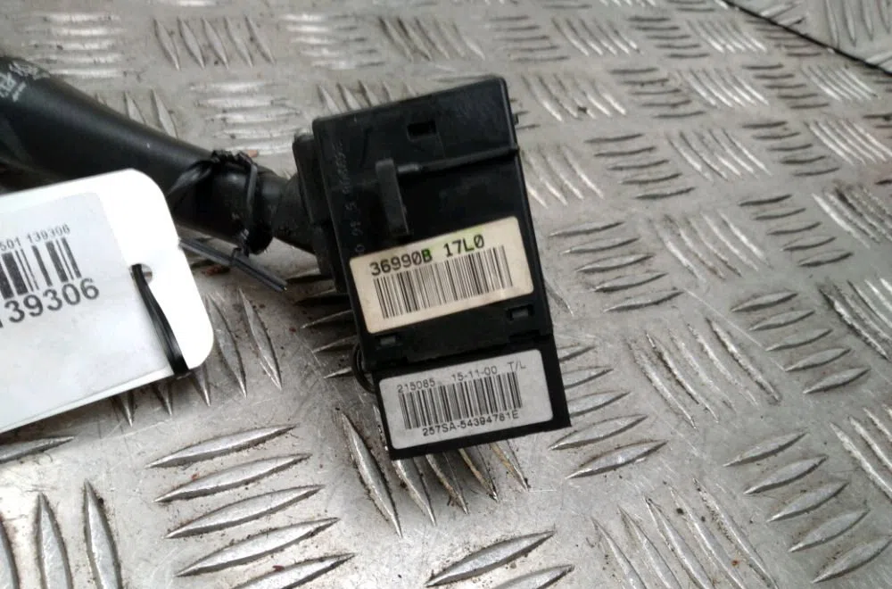 Commande essuie glace Nissan ALMERA II Hatchback (N16) 2.2 di (2000-2003) occasion — photo 2