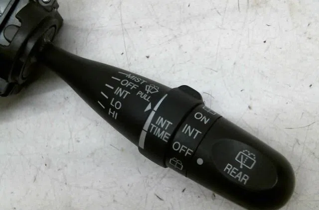 Commande essuie glace Suzuki SWIFT III (MZ, EZ) 1.3 ddis (rs 413d) (2005) occasion — photo 2