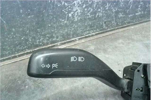 Commande essuie glace Volkswagen POLO (9N_, 9A_) 1.9 sdi (2001-2009) occasion — photo 2