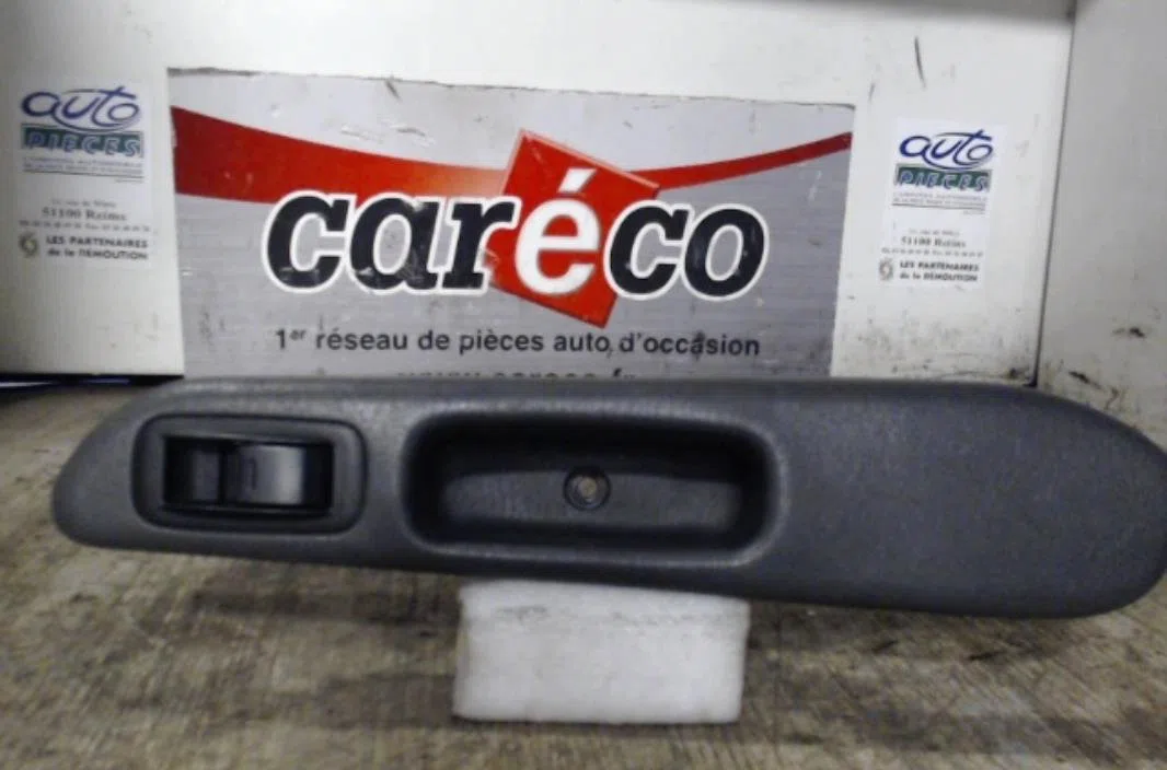 Commande leve-glace porte arrière gauche TOYOTA AVENSIS 1  AVENSIS 1 PHASE 1 occasion — photo 2