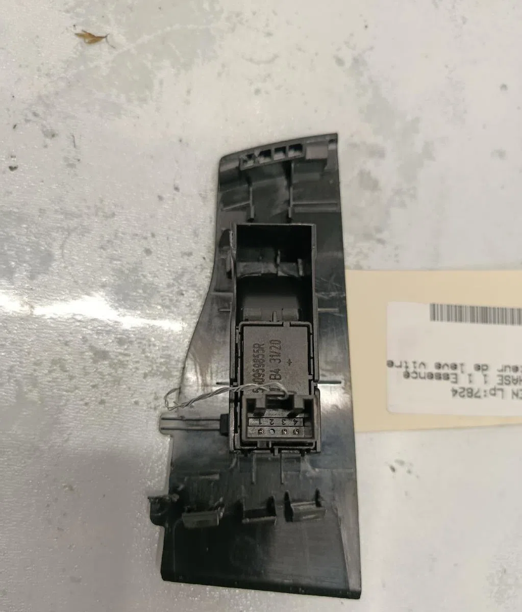 Commande leve-glace porte arrière gauche VOLKSWAGEN POLO 6 PHASE 1 occasion — photo 4