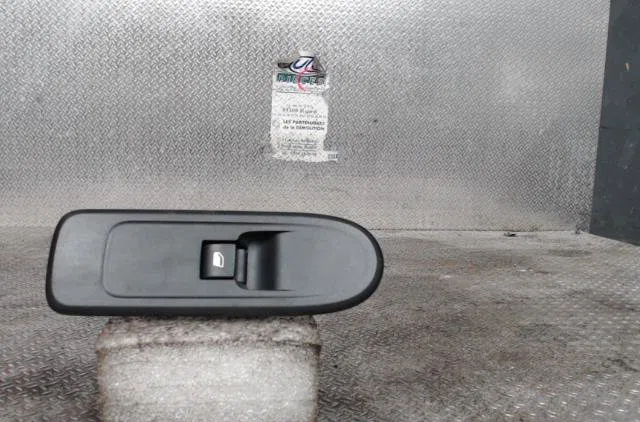 Commande lève-glace porte avant droite CITROEN C3 2  0 occasion — photo 2