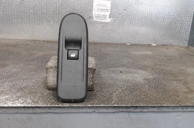 Commande lève-glace porte avant droite CITROEN C3 2  C3 2 PHASE 1 occasion — photo 2