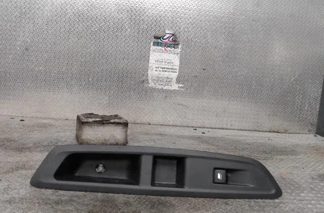 Commande lève-glace porte avant droite CITROEN C4 3  C4 3 occasion — photo 2