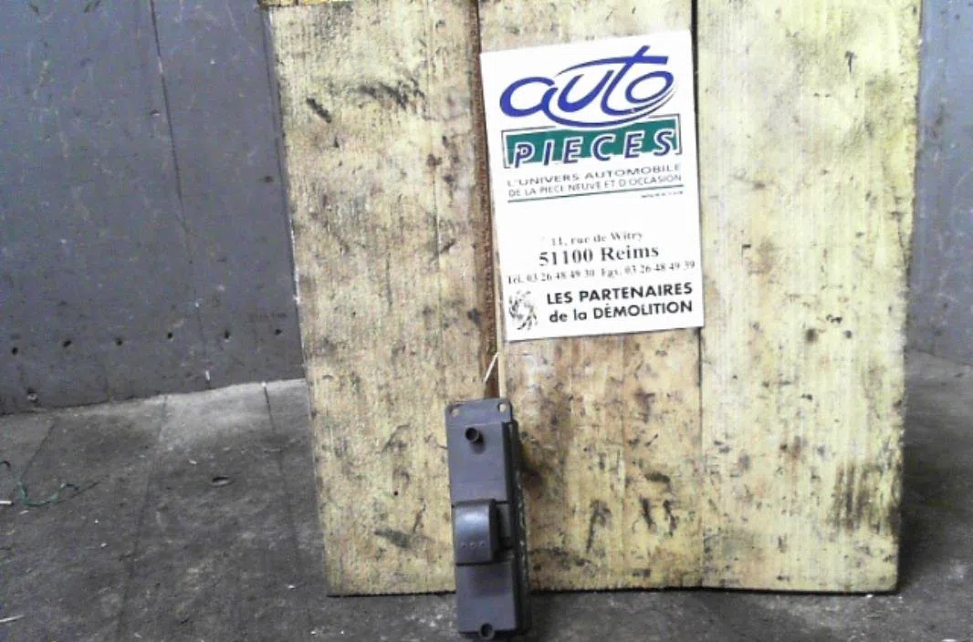 Commande lève-glace porte avant droite MAZDA 3 1  3 1 PHASE 2 occasion — photo 2