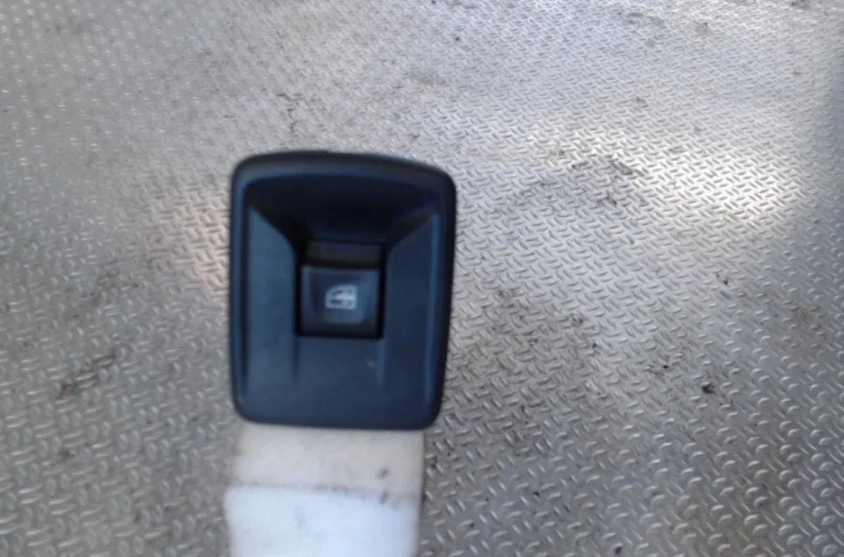 Commande lève-glace porte avant droite NISSAN NV300  0 occasion — photo 2