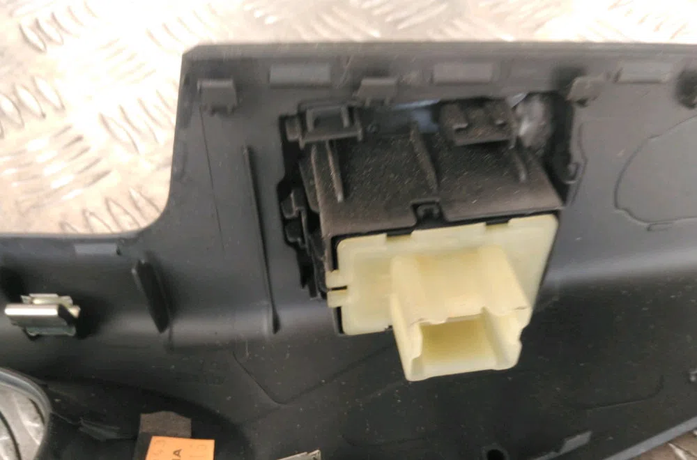 Commande lève-glace porte avant droite Nissan NV300 Camionnette (X82) 1.6 dci 120 (2016) occasion — photo 4