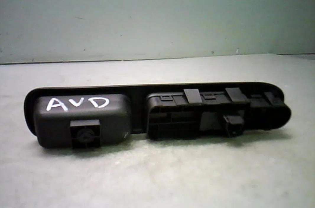 Commande lève-glace porte avant droite Peugeot 307 Break (3E) 1.6 16v (2002-2008) occasion