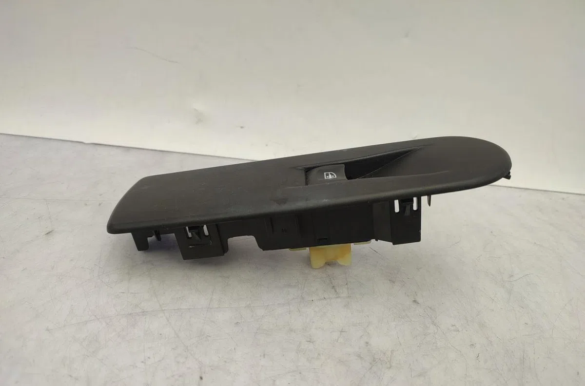 Commande lève-glace porte avant droite RENAULT CAPTUR 1 PHASE 1 occasion — photo 2
