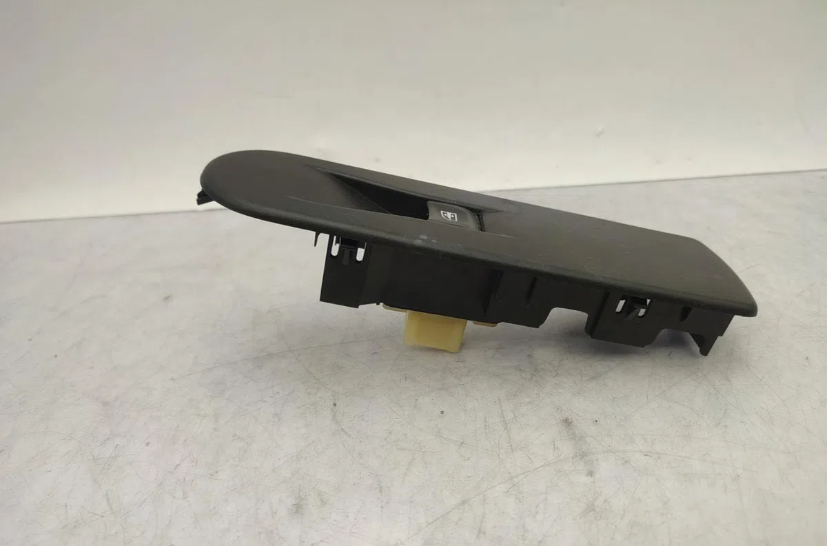 Commande lève-glace porte avant droite RENAULT CAPTUR 1 PHASE 1 occasion — photo 4