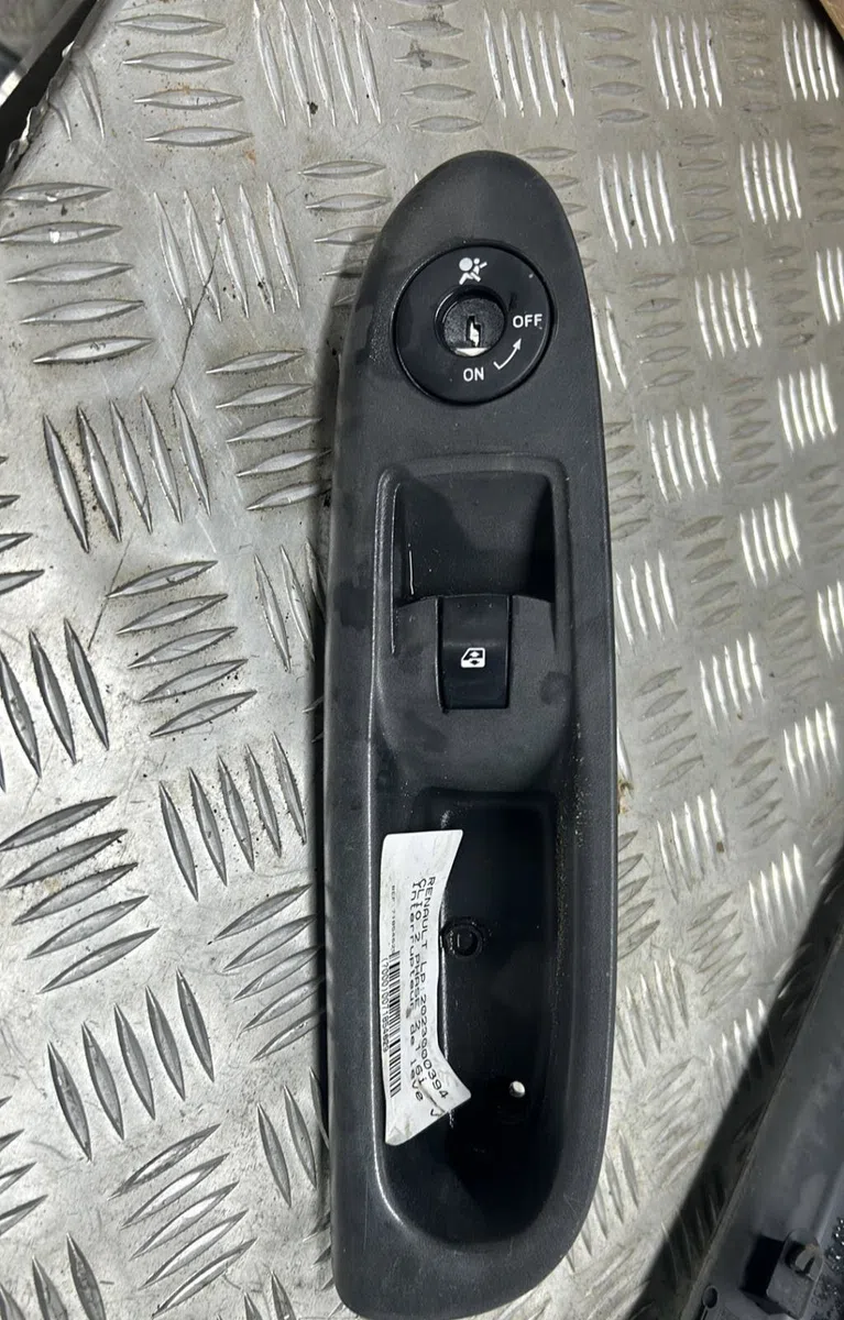 Commande lève-glace porte avant droite RENAULT CLIO 2 PHASE 2 occasion — photo 4