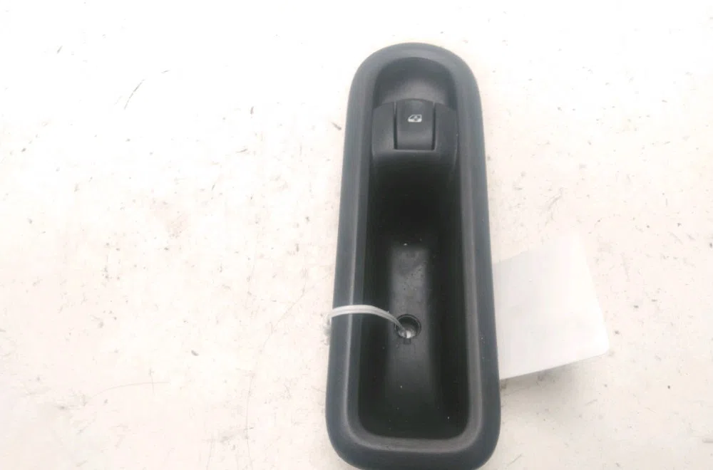 Commande lève-glace porte avant droite RENAULT CLIO 2010 occasion — photo 4